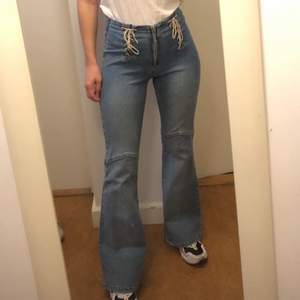 Utavängda jeans köpte här på Plick för något år sedan. Stretchiga. Jag är 165cm lång ✨ köpare betalar frakt 63kr.