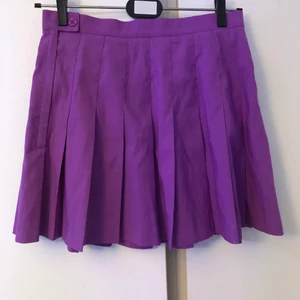 Lila kjol - Superfin lila kjol med veck från lecoqsportif. Har dragkedja och knapp i sidan. Säljer för att den inte används. Frakt tillkommer. 