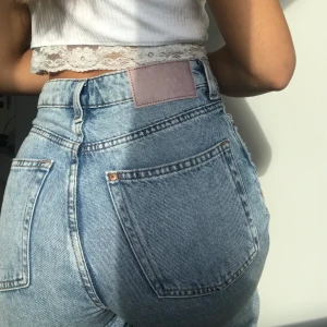 Ripped jeans från Hm - Säljer ett par populära ripped jeans från hm har använt den ca 4 ggr och super fina och bra skick skriv om ni är intresserade. Högsta bud 200 kr + frakt
