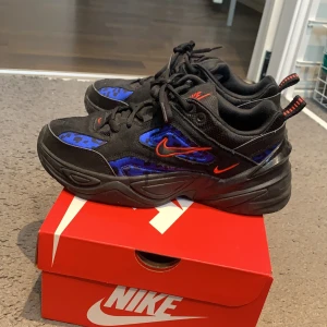 Nike M2K Tekno  - Väldigt fina svarta Nike M2K tekno i svart med leopard. Väldigt fint skick. Storlek 37,5. Köpta för 1100kr men mitt pris är 600kr. 