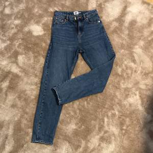Mörkblåa mom jeans från lager 157.