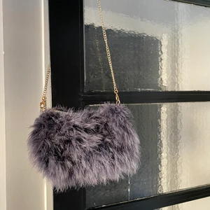 Vädka i päls  - Väska i strutspäls från Pellobello, använd men i fint skick. 