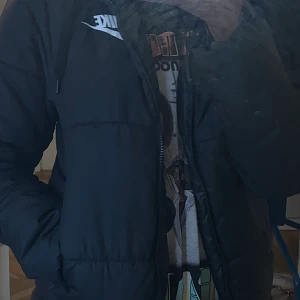 Nike jacka - Köpt från Nike. Sparsamt använd. Äger för många jackor så några får säljas. Ena fickan går inte att stänga, dragkedjan har krånglat. Annars inga problem och i toppskick. Jackan kan vändas och användas in och ut. Kan användas höst och vinter då den är tjock. Köparen står för frakt, men jag kan även mötas upp. Köpt för 1000kr 💋 Kan tänka mig att sänka priset vid snabbaffär!