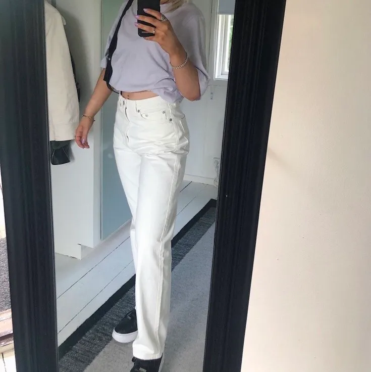Intressekollar mina vita weekday jeans som är lite större och raka i modellen så dom går över skorna. Köpte för 2 månader sedan och är knappt använda. Är en storlek xs/s och mig passa mig jättebra. Buda. . Jeans & Byxor.