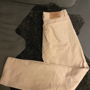 Levis beige jeans - Skit snygga beiga Levi’s jeans, jätte fint skick och knappt använda. Jag är 172cm lång och de går ned till vristerna. Möts i Stockholm eller så står köparen för frakt!
