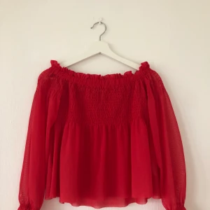 MESH BLUS - Super fin röd mesh blus från Gina. Smockad upptill. Går att ha offshoulder eller vanligt. Väldigt fint skick, använd 2 gånger. 
