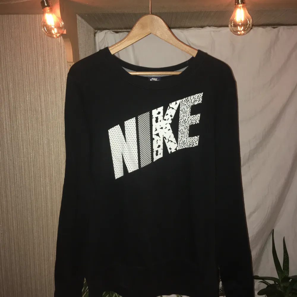 Nike sweatshirt i skönt material, sitter jättesnyggt oversize💕. Tröjor & Koftor.