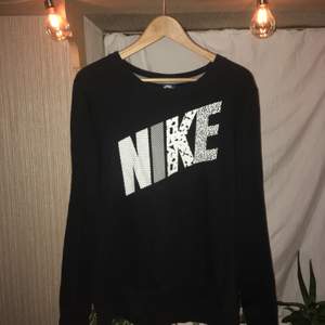 Nike sweatshirt i skönt material, sitter jättesnyggt oversize💕