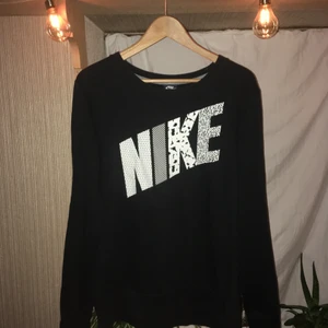 Nike tröja - Nike sweatshirt i skönt material, sitter jättesnyggt oversize💕