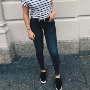 Crockerjeans  - Säljer ett par Mörkblå super sköna crocker jeans. Jeansen är stretchiga och passar flera storlekar men är i storlek 26/32. Jeansen går knappt att få tag på någonstans längre. Säljs för 100kr+frakt