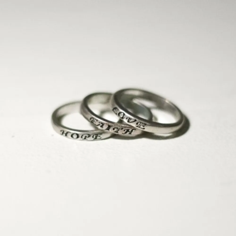 Silvrigt ring set, det står love hope faith med svart text och de är rundade. 

Bara att fråga om ni undrar något!
Kan mötas upp på söder
Frakt 25kr. Accessoarer.