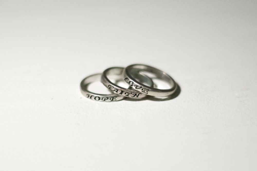 Silvrigt ring set, det står love hope faith med svart text och de är rundade.
Bara att fråga om ni undrar något!
Kan mötas upp på söder
Frakt 25kr. Accessoarer.