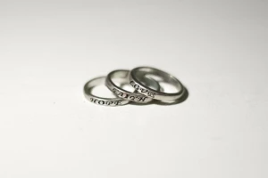  - Silvrigt ring set, det står love hope faith med svart text och de är rundade.   Bara att fråga om ni undrar något! Kan mötas upp på söder Frakt 25kr