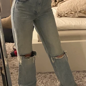 Zara jeans - Säljer mina fina vida zara jeans i strl 32 passar även 34. Använda 3 gånger men känner ej att det är min stil ❤️