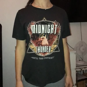 T-shirt från Gina med tryck stolek S - En svart t-shirt med tryck från Ginatricot stolek S säljs för den ej kommer till användning❤️