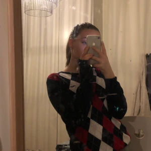 Argyle/rutig tröja  - En superfin argyle sweatshirt från Hampton republic, köpt secondhand men ej använd av mig, tror storlek S men passar nog XS med💞 om flera intresserade buda i meddelanden, budet startar på 100kr (den har en liten fläck som man säkert kan ta bort, men har inte försökt)
