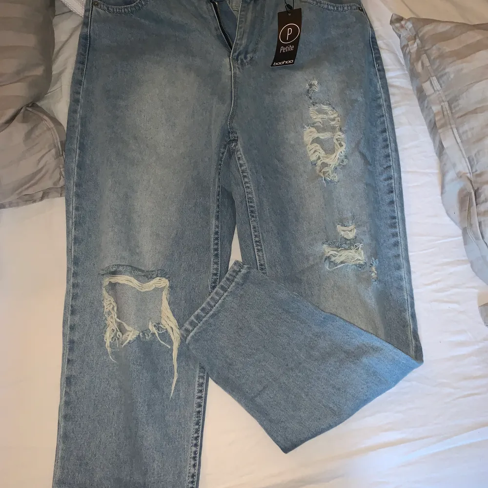 Säljer dessa jeans helt nya med lappar kvar. Storlek 42! . Jeans & Byxor.