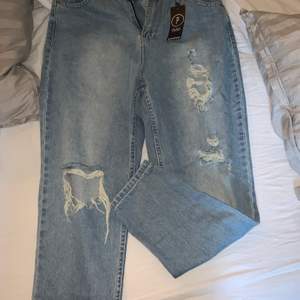 Säljer dessa jeans helt nya med lappar kvar. Storlek 42! 