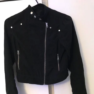 Svart Jacka - Cool, tunn, svart jacka/kofta med silverdetaljer, den är ganska kort. Säljer för att den inte längre används. Frakt tillkommer. 