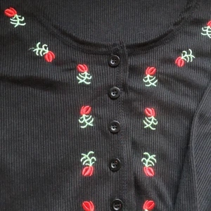 Kofta - Gullig svart kofta med broderat blomm mönster. Säljer pga att den var för liten. Köparen står för frakt