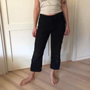 Manchesterbyxor & other stories - Manchesterbyxor i kortare modell från & other stories. De är svarta/mörkbruna och köpta secondhand. Storlek M men jag skulle säga S för de är rätt små i modellen. Köparen står för frakt 🍓✨✨