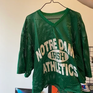 sportig tshirt  - Köpt på secondhand, croppad och oversize