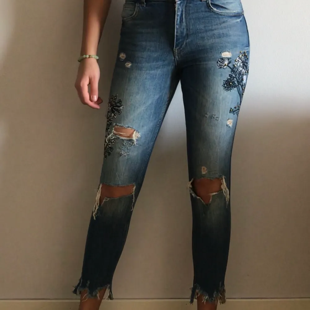 Supercoolajeans från zara storlek 34 passar mig med 36! . Jeans & Byxor.