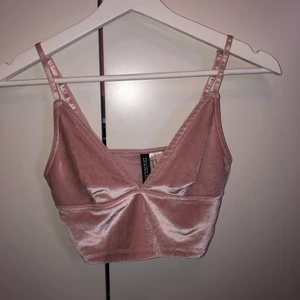 Rosa sammetstopp - Rosa sammetstopp från H&M. Storlek xs. Använd endast ett fåtal gånger. Säljer för 20 kr plus frakt, alltså 83 kr. Banden går att justera och toppen är strechig.