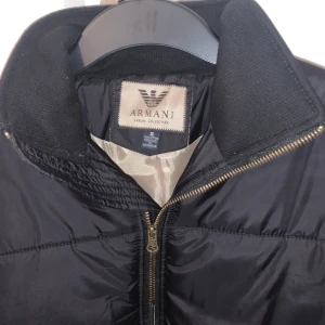 Armani jacka St S - Varm och mysig Ea7 Armani dun jacka i storlek S. Aldrig använd och är helt som ny i skick!