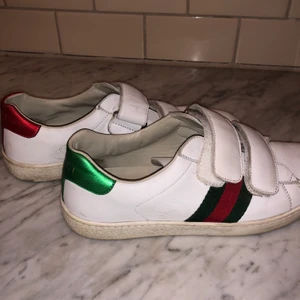 Gucci skor - Säljer mina super coola Gucci skor för de har blivit försmå:( Bra skick och kommer de som nya ut om man tvätta dem ordentligt. Kan mötas i Stockholm annars står köparen för frakten. Skriv på dm eller buda i kommentarerna💚❤️