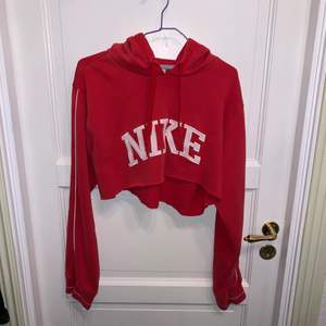 Röd vintage hoodie som är avklippt, köpt på secondhand. Jättefin, inga brister bara fint vintage skick:)