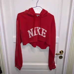 Cropped Nike hoodie  - Röd vintage hoodie som är avklippt, köpt på secondhand. Jättefin, inga brister bara fint vintage skick:)