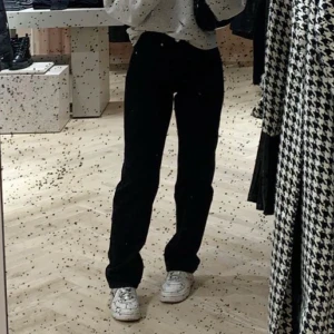 Jeans Gina - Skitsnygga och populära jeans från Gina i storlek 34. Använda några gånger men fortfarande i jättebra skick! Fraktar eller så jag mötas upp i Stockholm ❤️