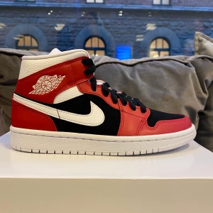Jordan 1 women  - Jordan 1 för kvinnor. Skorna är helt oanvända och aldrig haft en fot i sig. Skornas storlek är 38 och 24 centimeter. Buda från 1300kr med minsta höjning på 50kr. Jag uppdaterar i kommentarerna med buden så att alla ser. Buda i chatten eller kommentarerna. Jag kan mötas i Stockholm eller frakta mvh Herbert :). Skriv vid frågor eller intresse. Kvitto och original box ingår självklart. 