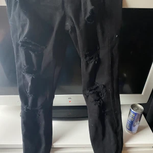Jeans  - Ett par Jeans ifrån h&m glömde ta kort på stoleken men tror de va S, dem är slitna på benen men väldigt fina inte använda mer än 4 gånger 