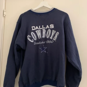 Collegetröja - Funderar på att sälja en av mina absolut favorit tröjor vid bra bud. Den är i M men sitter snyggt overzised på mig som XS. Fläcken på baksidan märks knappt av, är i mycket bra skick! Buda från 200kr ✨ HÖGSTA BUD: 250kr