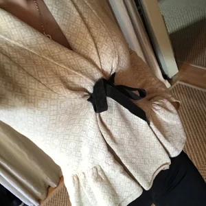 Odd Molly  - Odd Molly kofta. Snygg beige  kofta med knytning mitt på istället för på sidan. Använd men super fin :) 150kr 