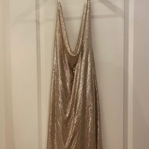 Klänning  - Kendall jenner inspirerad klänning i strl 38 men skulle säga passar S och M i roséguld jätte fin men tyvärr för kort för mig så den har aldrig använts prislappen är därav kvar nypris var 800kr så säljer för 300kr 