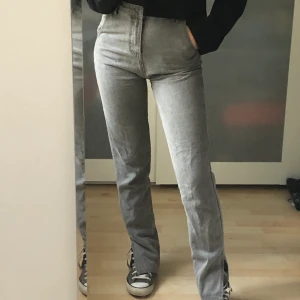 Grå jeans - Grå jeans med slits köpta på asos. Sitter perfekt på mig som har storlek S och är 164 lång. Frakt 50 kr