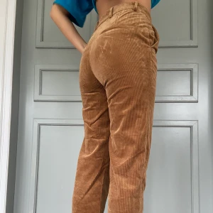 Manchester byxor - Bruna Manchesterbyxor från Hm. Köpt för 499kr. Använda ca 2 gånger så väldigt fint skick🤩 modellen på bilden är 168 cm lång. Frakt tillkommer