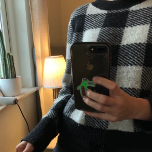 Rutig stickad - Snygg rutig stickad tröja, perfekt till hösten! Skönt material och sticks inte. Strl S men skulle säga att den passar M och XS också! 150kr med frakt inräknat.