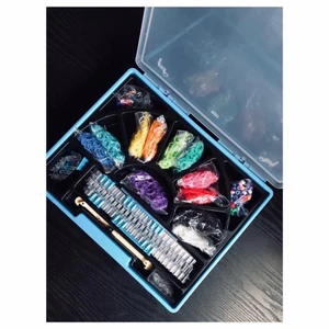Rainbow Loom - Rainbow Loom Deluxe-kit  innehåller: Two Rainbow Looms -  Original Rubber Band Loom En monster svans Rainbow Loom Två gula färgkrokar med metallspets 3600 latexfria gummiband (färgerna kan variera) 20 charm 200 pärlor 75 c-klipp pris är 270kr med spårbar frakt 