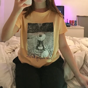 T-shirt  - Använd 1 gång så i mycket bra skick. XL men väldigt liten i storleken skulle jag säga. Jag som har XS vanligtvis har använt den som en aningen oversized tröja. 