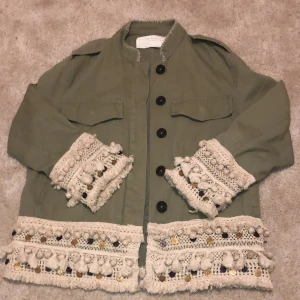 Grön jacka från Zara!  - Säljer denna snygga gröna jacka från Zara i storlek SMALL, som jag köpte för ca 1,5 år sedan! Har inte använt på ett tag och säljer därför! Den är bara använd några gånger och är därför även i bra skick! Nypris: 599kr. Mitt pris: 100kr + eventuell frakt (kan mötas upp i Stockhol annars) 🌟 Pris kan diskuteras så buda privat! :) 