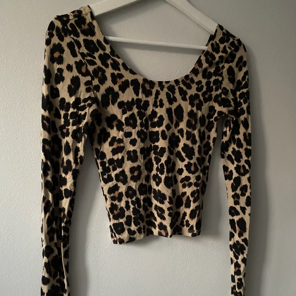 Säljer denna snygga leopard topp från Gina Tricot✨ Den är i mycket fint skick. 80kr +frakt. Toppar.