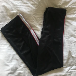 Sweatpants - Sweatpants med stripes i varmare material, som adidas. 