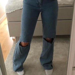 Jeans  - Säljer dessa super snygga jeans som knappt är använda (långa)! I storlek 36. 🦋🦋möts upp i stockholm! Buda i kommentarerna
