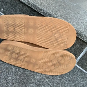 Uggs - Uggs i storlek 37. Inga fläckar eller missfärgningar. Använda ca. 2 gånger. Kan mötas eller skickas då frakten tillkommer. Vill bli av med dom snabbt så kan tänka mig gå ner lite i pris. INTE riktiga uggs!