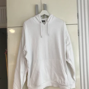 Vit hoodie - Vit hoodie.  Vid leverans tillkommer kostnad beroende på vart de ska skickas
