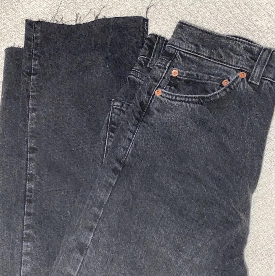 Svarta raka och trendiga jeans för tjejer strl W24 men skulle säga att den passar strl 34. Nya och perfekt skick men säljs pga har likadana. Sitter tightare bak och fram men går rakare längre ner. Köparen står för frakt💕. Jeans & Byxor.